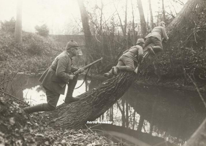 LES HOMMES FELDGRAU.