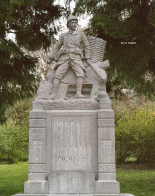 LES MONUMENTS AUX MORTS