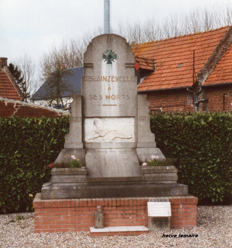 LES MONUMENTS AUX MORTS .