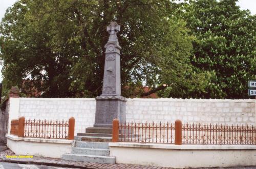 LES MONUMENTS AUX MORTS