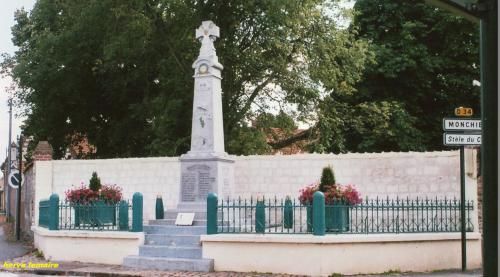 LES MONUMENTS AUX MORTS .