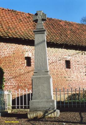 LES MONUMENTS AUX MORTS .
