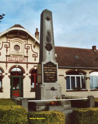 LES MONUMENTS AUX MORTS .