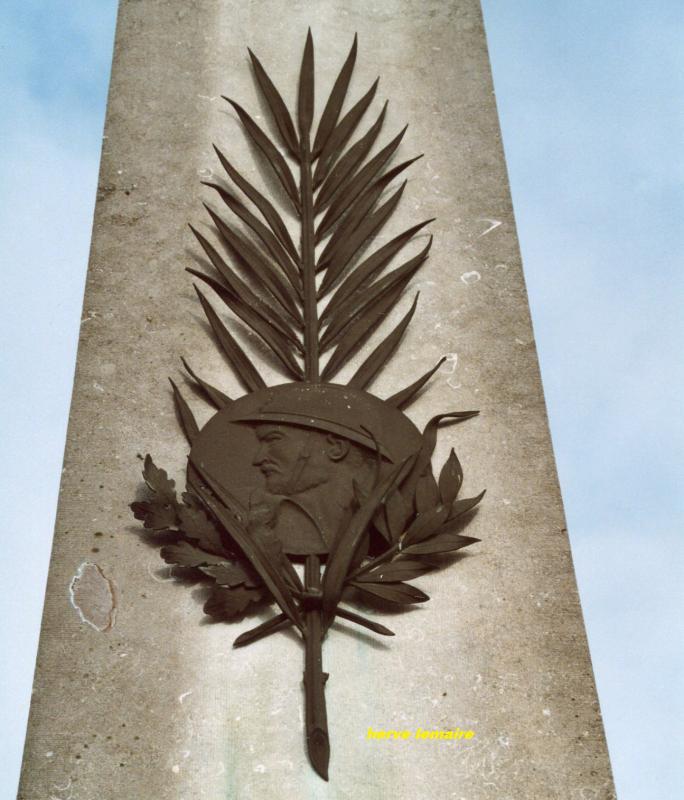 LES MONUMENTS AUX MORTS .