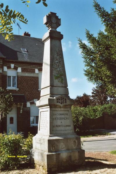 LES MONUMENTS AUX MORTS .