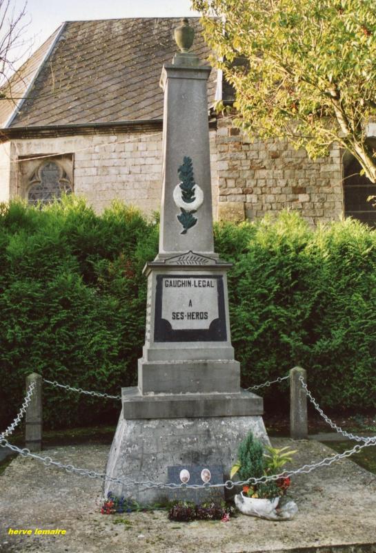 LES MONUMENTS AUX MORTS .