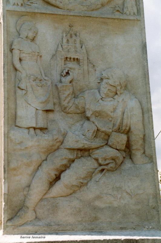LES MONUMENTS AUX MORTS .