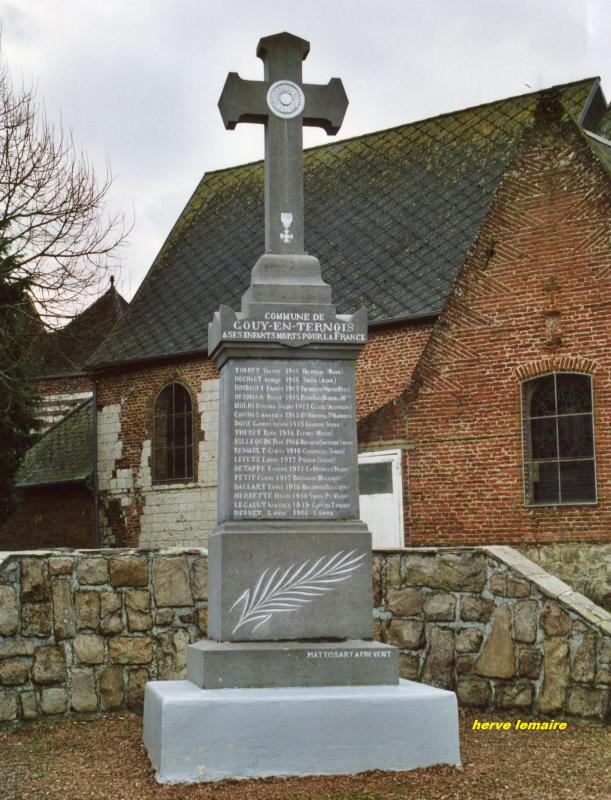LES MONUMENTS AUX MORTS .