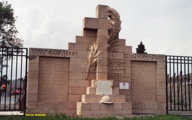 LES MONUMENTS AUX MORTS .