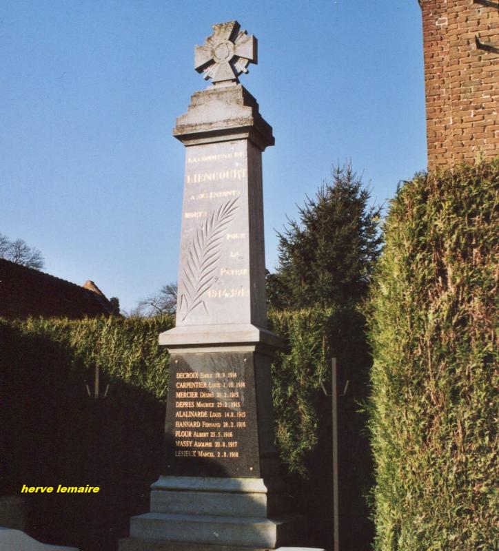 LES MONUMENTS AUX MORTS .