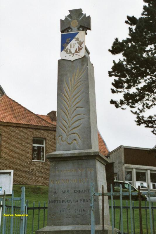LES MONUMENTS AUX MORTS .