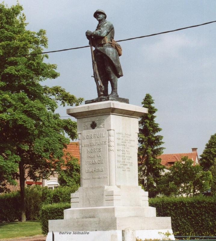 LES MONUMENTS AUX MORTS .