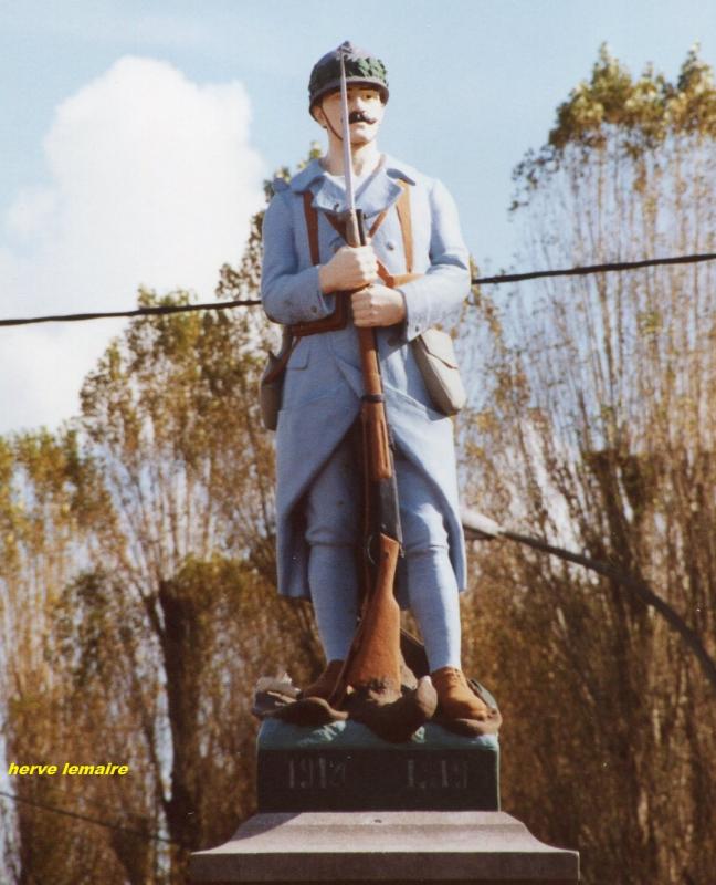 LES MONUMENTS AUX MORTS .