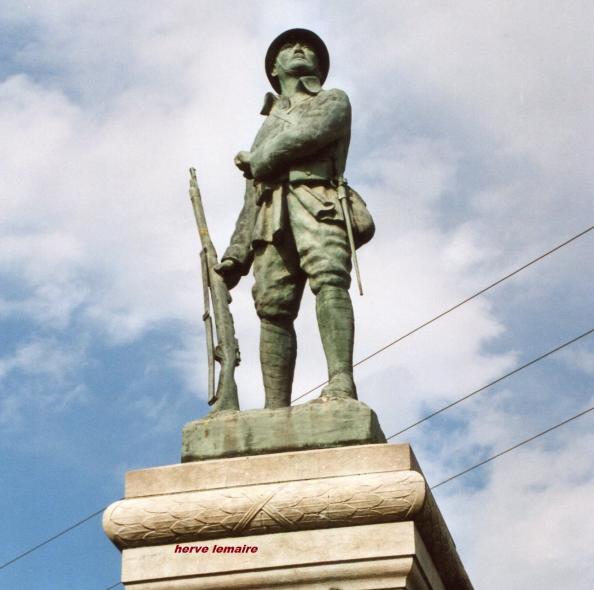LES MONUMENTS AUX MORTS .