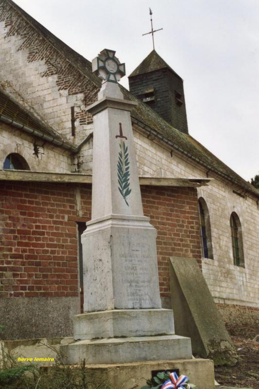 LES MONUMENTS AUX MORTS .