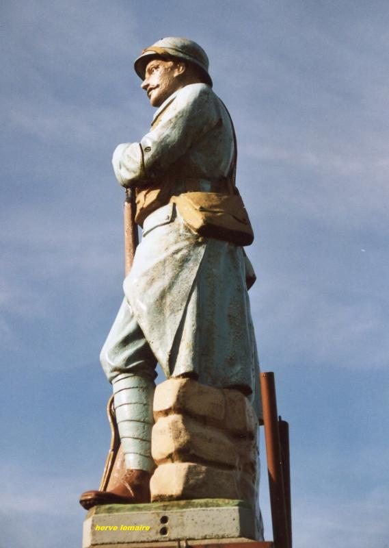 LES MONUMENTS AUX MORTS .