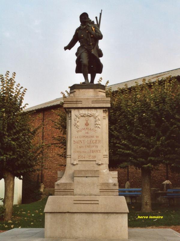 LES MONUMENTS AUX MORTS .