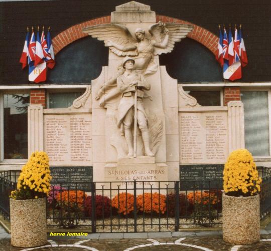 LES MONUMENTS AUX MORTS .
