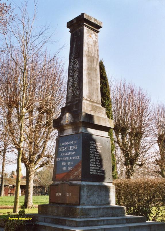 LES MONUMENTS AUX MORTS .
