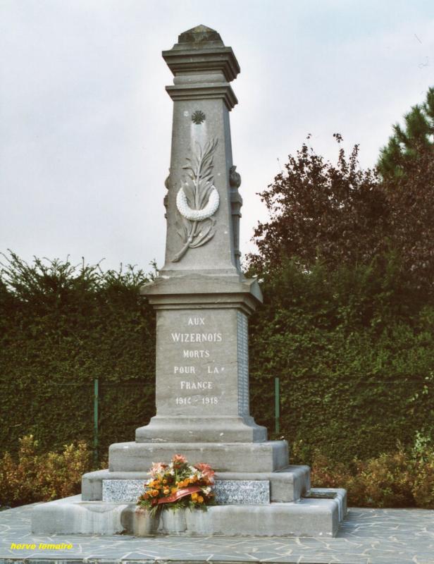 LES MONUMENTS AUX MORTS .