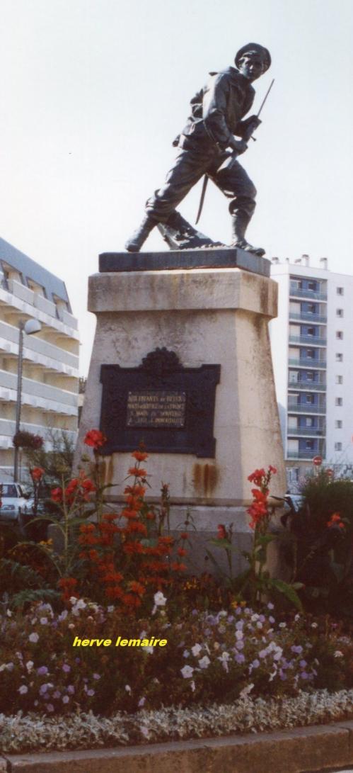 LES MONUMENTS AUX MORTS .