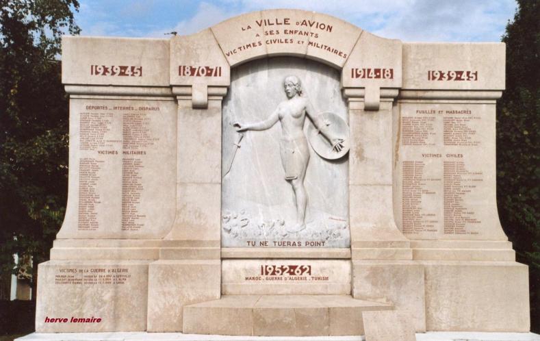 LES MONUMENTS AUX MORTS .