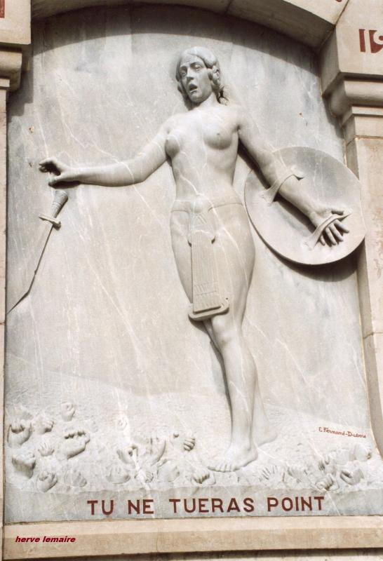 LES MONUMENTS AUX MORTS .