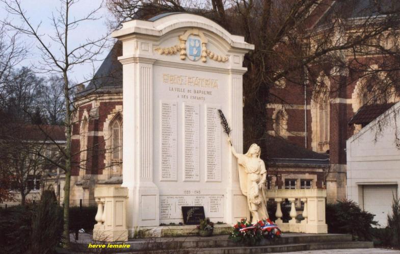 LES MONUMENTS AUX MORTS .