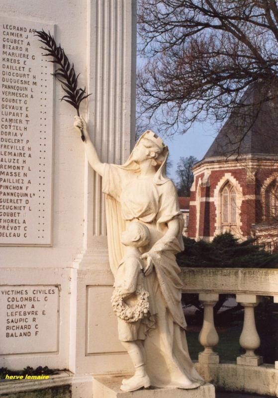 LES MONUMENTS AUX MORTS .