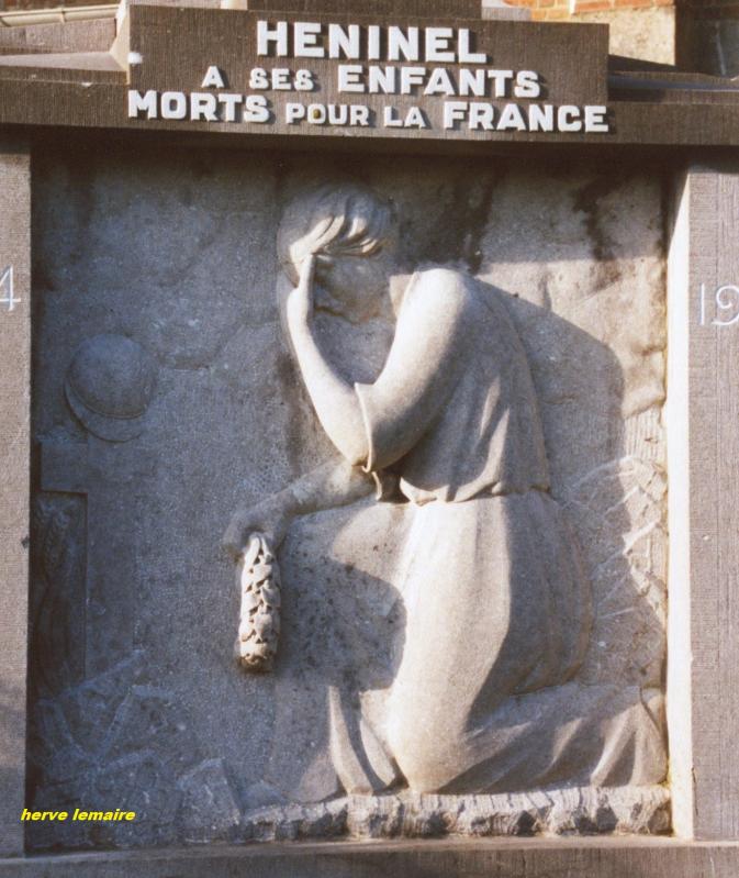 LES MONUMENTS AUX MORTS .