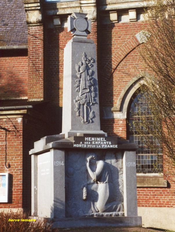 LES MONUMENTS AUX MORTS .