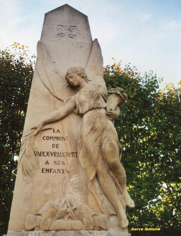 LES MONUMENTS AUX MORTS .
