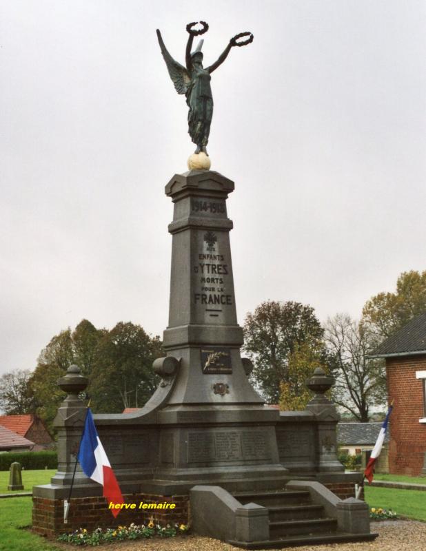 LES MONUMENTS AUX MORTS .