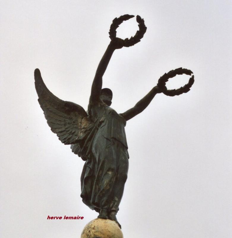 LES MONUMENTS AUX MORTS .
