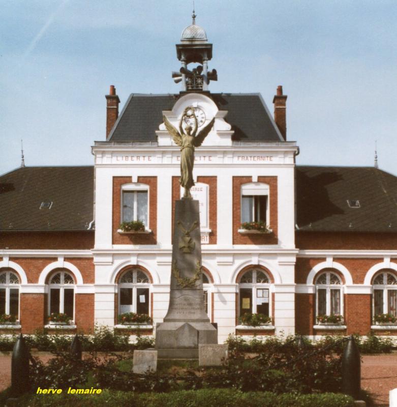 LES MONUMENTS AUX MORTS .