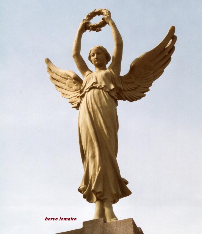 LES MONUMENTS AUX MORTS .