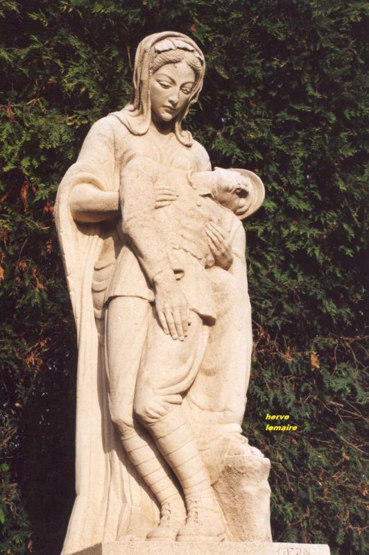 LES MONUMENTS AUX MORTS .