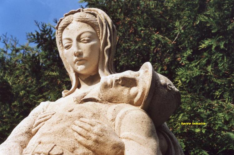 LES MONUMENTS AUX MORTS .