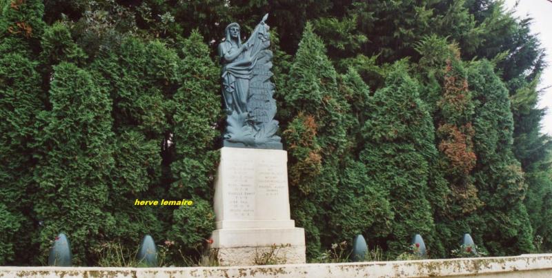 LES MONUMENTS AUX MORTS .
