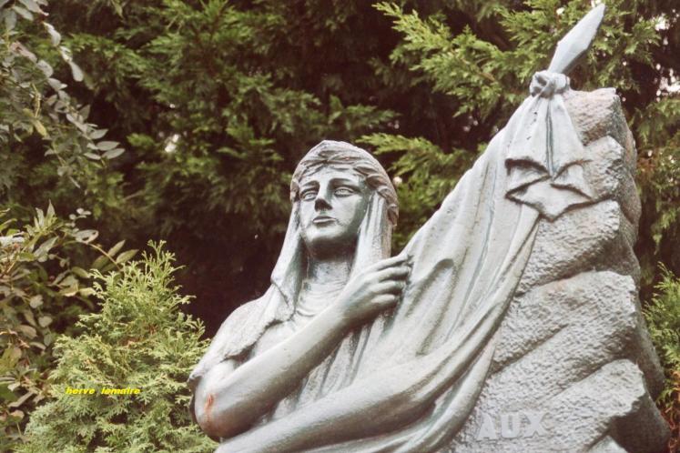 LES MONUMENTS AUX MORTS .
