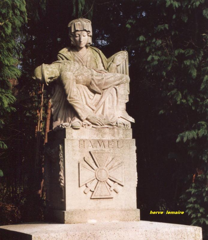 LES MONUMENTS AUX MORTS .