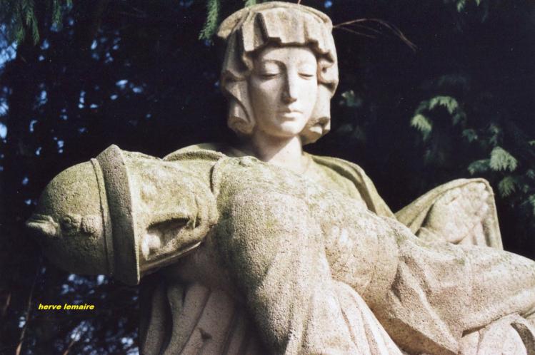 LES MONUMENTS AUX MORTS .