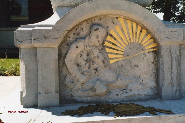 LES MONUMENTS AUX MORTS .