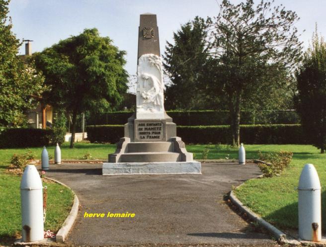 LES MONUMENTS AUX MORTS .