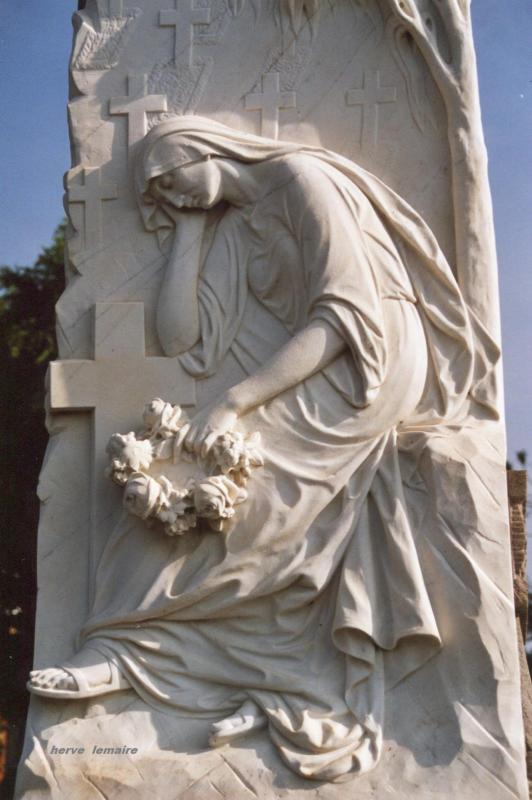 LES MONUMENTS AUX MORTS .