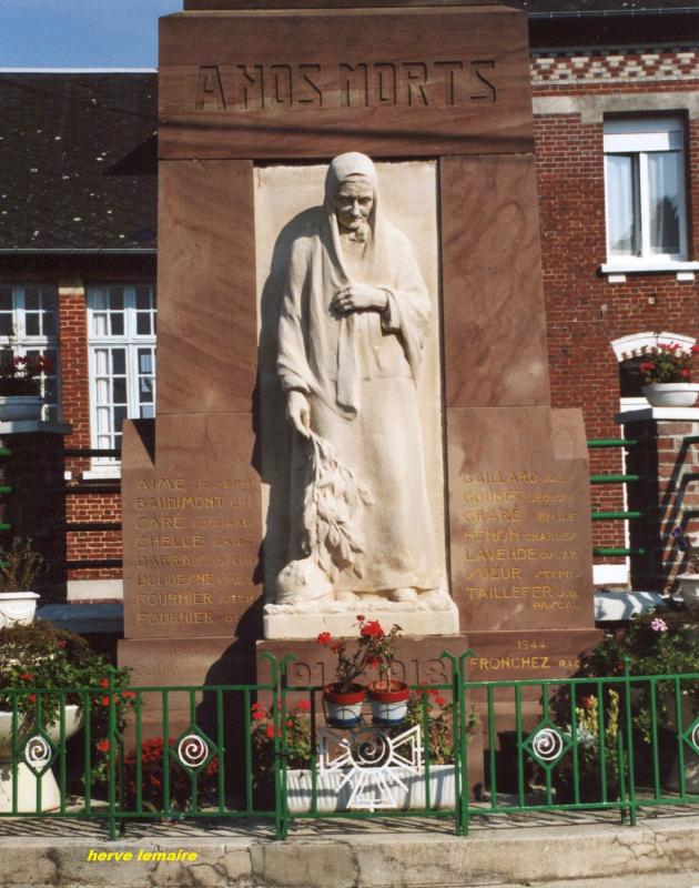 LES MONUMENTS AUX MORTS .