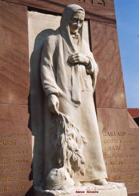 LES MONUMENTS AUX MORTS .