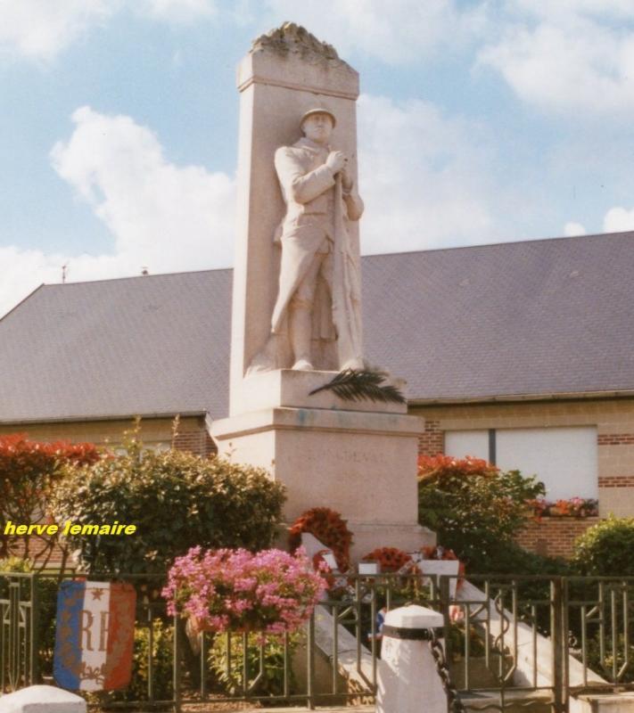 LES MONUMENTS AUX MORTS .