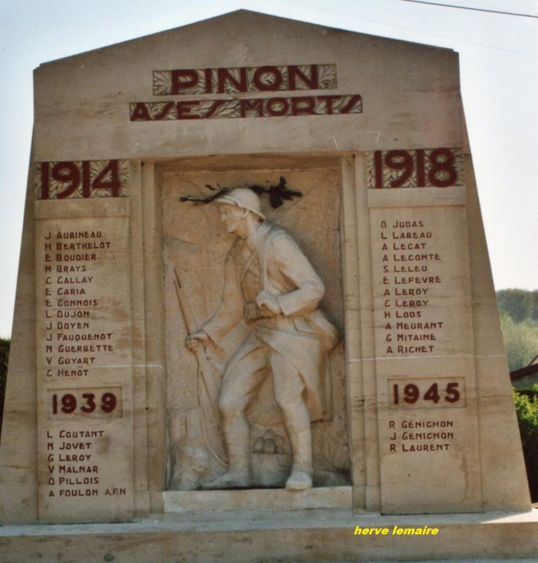 LES MONUMENTS AUX MORTS .