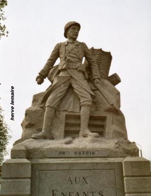 LES MONUMENTS AUX MORTS